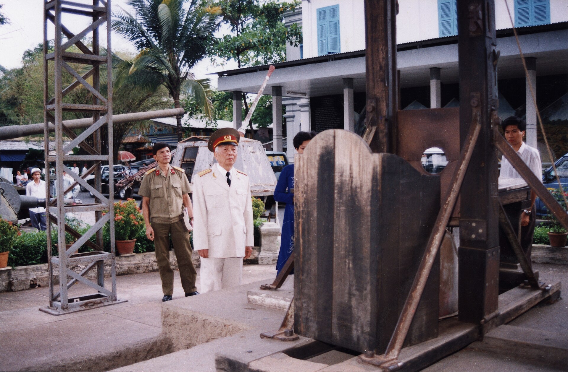 Đại tướng Võ Nguyên Giáo đến thăm Bảo tàng 29/4/1997