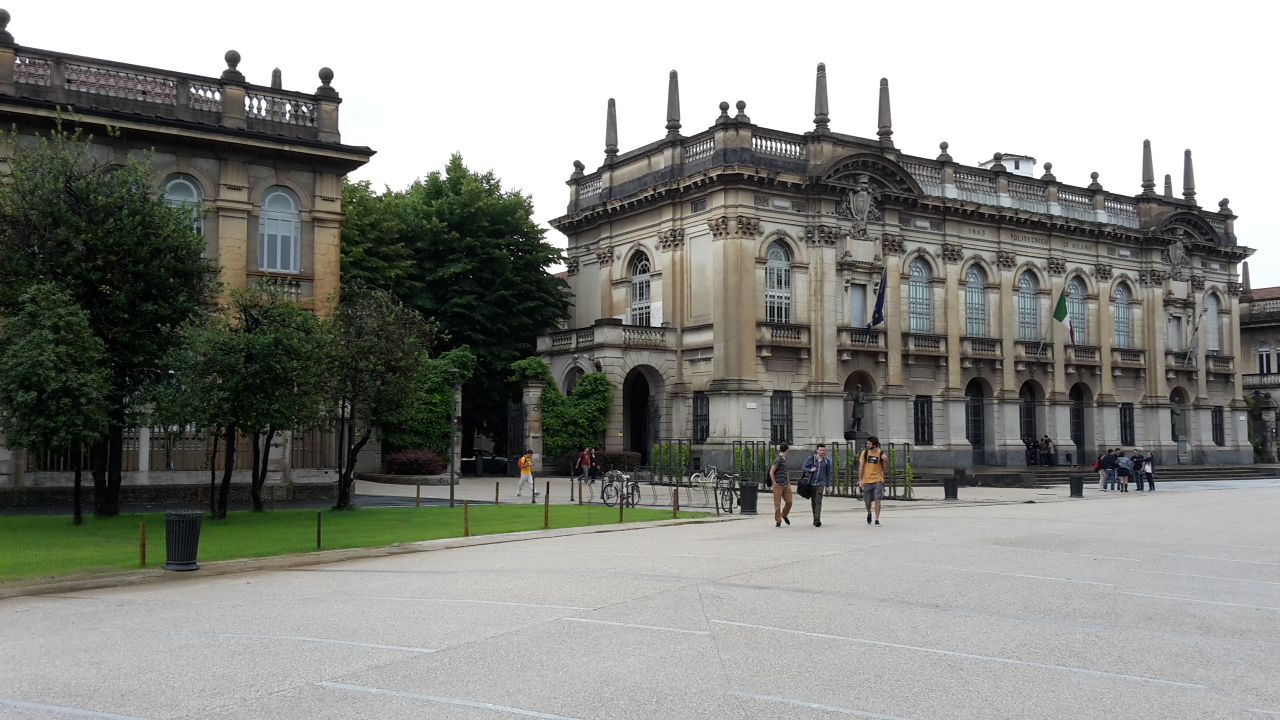 Ingresso del Politecnico di Milano visto da piazza Leonardo da Vinci