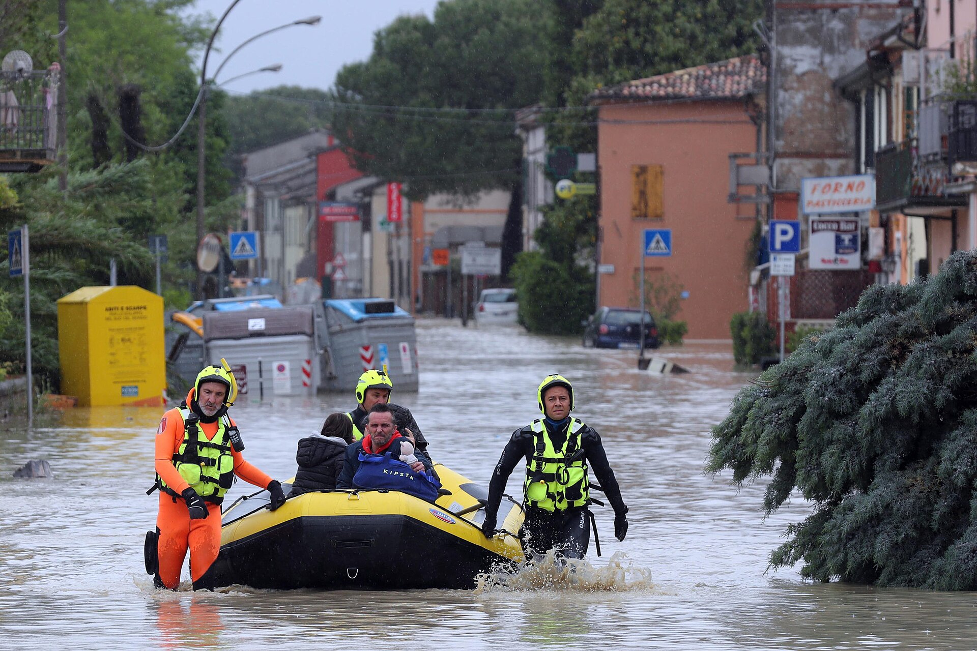Un'operazione di salvataggio durante l'alluvione in Emilia Romagna del 2023
