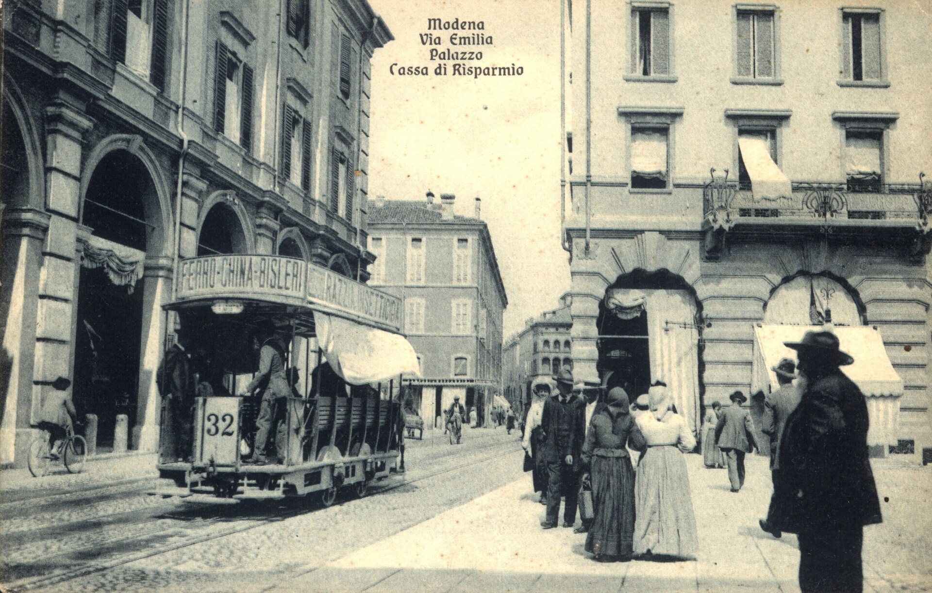 Foto scattata nel 1910-1912 che mostra l'antica sede della Cassa di Risparmio di Modena quando si trovava all'interno del Palazzo Comunale