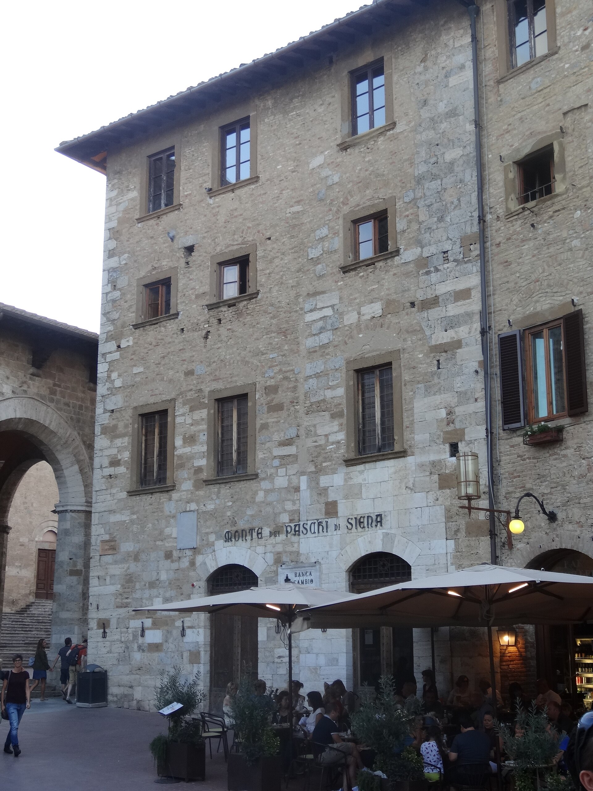 Piazza della Cisterna in San Gimignano