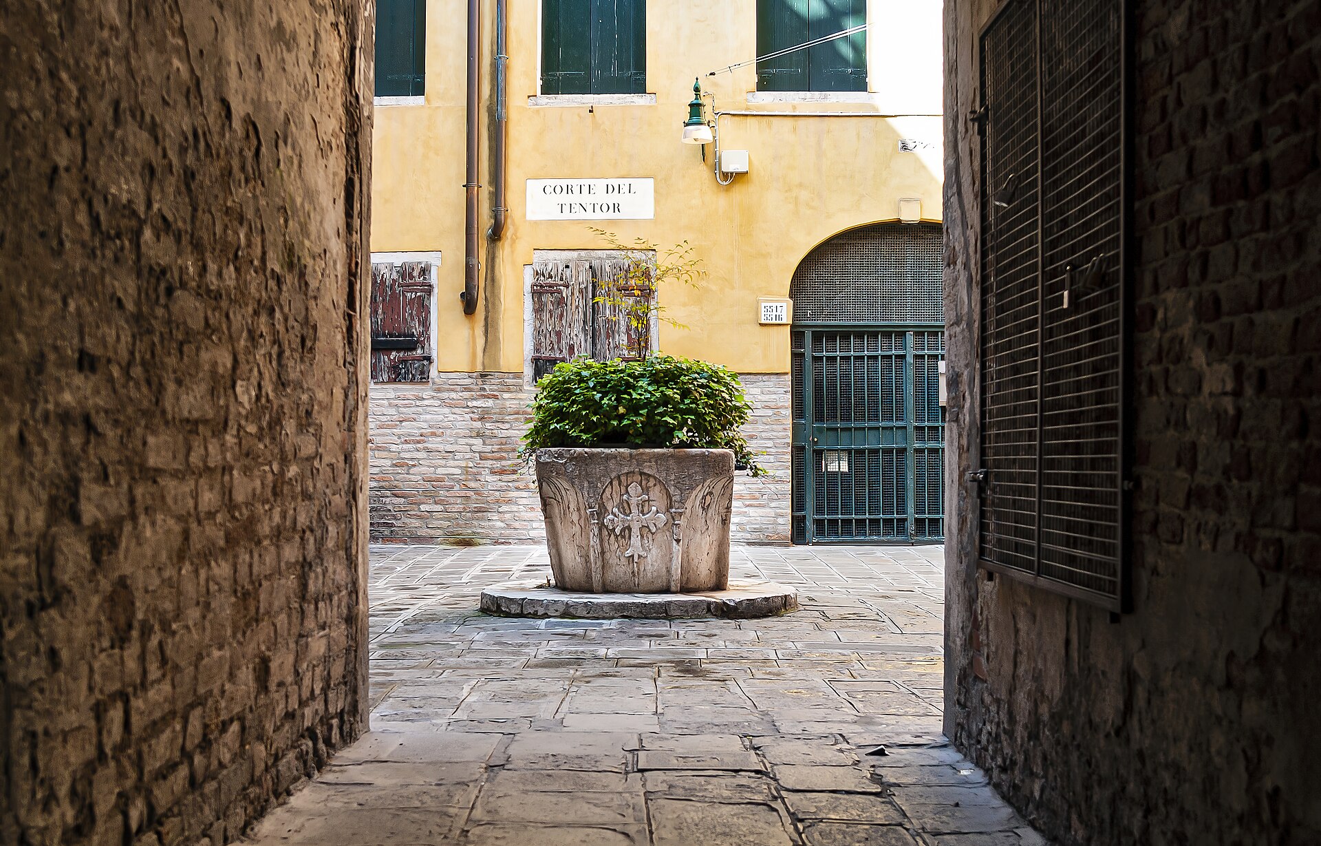 Well in the Corte del Tendor in San Marco - Venice