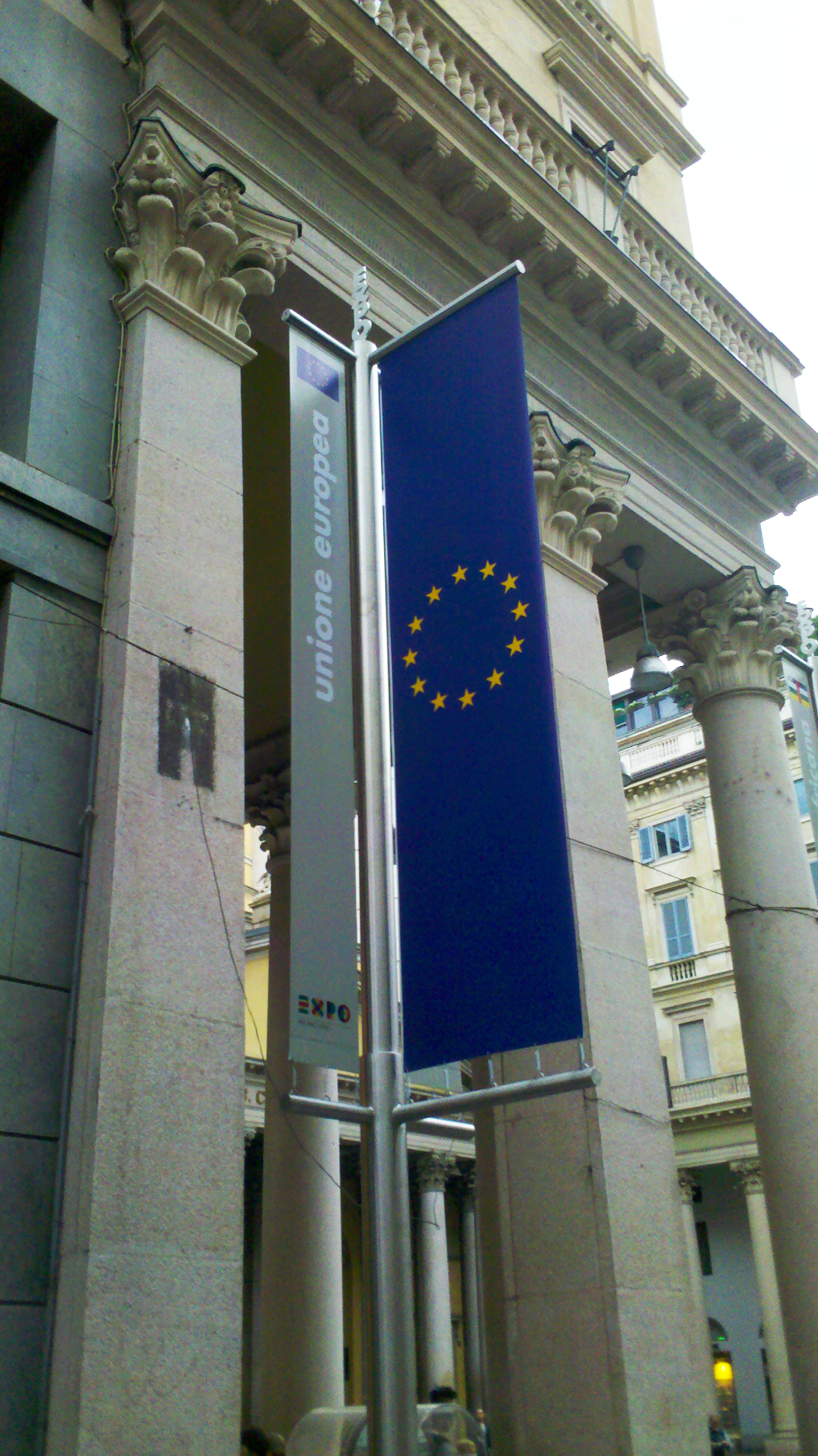 Bandiera dell' Unione Europea che partecipa all' EXPO MILANO 2015 in Corso Vittorio Emanuele II a Milano